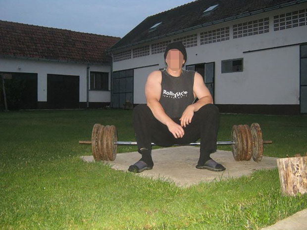 УПЛАШИО ЈЕ И ПОЛИЦАЈЦЕ: Мајци и баби сломио све кости у телу, током саслушања га везали за клупу!